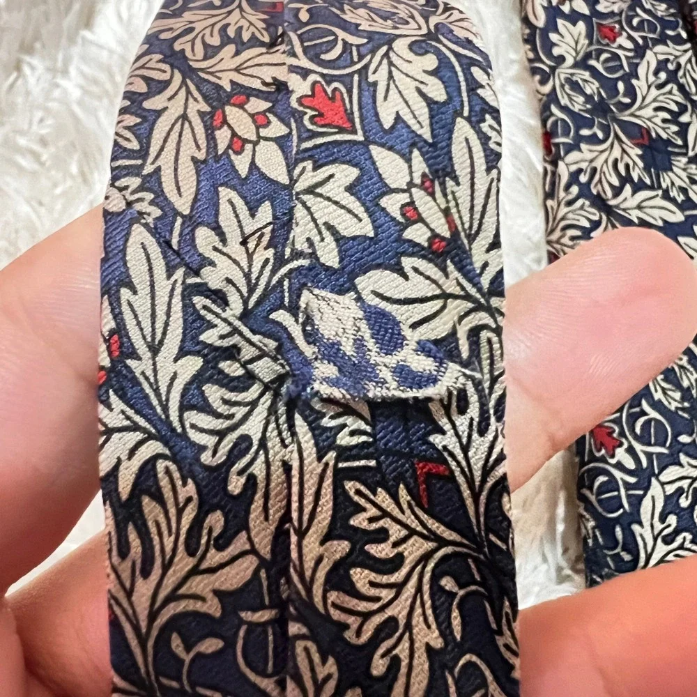 Smithsonian‎ Institution Mens 100% Silk Tie Blue Floral Pattern Made in Italy